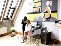 Silvia Saint poserer på trappen