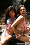 Lucy L og Tera Patrick ved vandfaldet