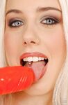 Katrin Wolf onanerer med en dildo