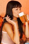 Angelina Crow og Cayenne Klein i baren