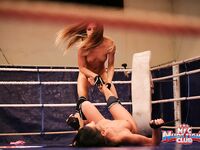 Avril Sun and Eve Sanders i ringen for en lesbisk showdown