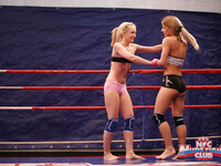 Nataly von og Nikky Thorne wrestle