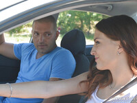 Lyen Parker knepper ved bilen