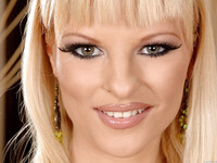 Nancy Rider og Black Angelica slikker hinanden