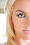 Heather skubber en stor dildo i hendes fisse