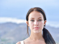 Megan Rain viser sin fisse