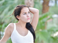 Megan Rain viser sin fisse