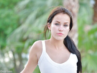 Megan Rain viser sin fisse