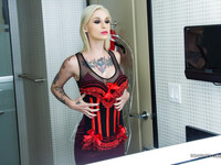 Kleio Valentien den tatoverede blonde luder
