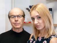 Sofi Otis knepper en ældre mand
