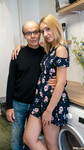 Sofi Otis knepper en ældre mand