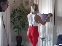 Jennifer White og Chloe Temple slikker hinanden
