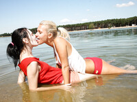 Sara F og Timea Bella slikker på stranden
