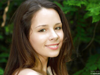 Arina viser sin krop i skoven