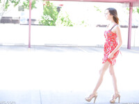 Victoria Formand Voss petit teen chick