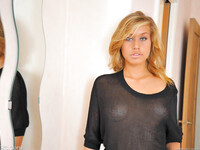 Kennedy Leigh leger med en stor dildo