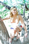 Kennedy Leigh leger med en stor dildo