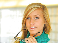 Kennedy Leigh den varme teenager med briller