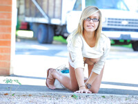 Kennedy Leigh den blonde pige med briller