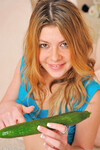 Callie Lavalley giver hende en agurk