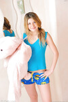 Callie Lavalley giver hende en agurk