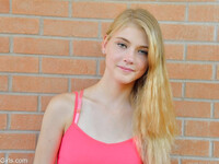 Hanah den blonde 18-årige teenager