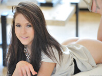 Leia den lille boobed teenager pige