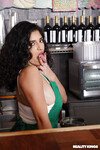 Gabriela Lopez knepper i baren