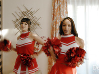 Lexi Luna og Alexis Rae er de brændende cheerleaders