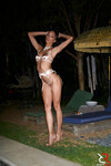 Alexis Tae er halvrace chick med et fuldt hoved