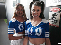 Unge cheerleaders Kylie Rocket og Destiny Mira bliver fucked in Turn
