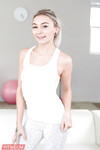 Adelsfulde Blonde Teen med små kanaler er ved at få fucked billeder (Chloe Temple)