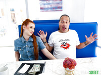 Smiley Redhead Chick Madison Morgan bliver fucked af langhåret Dude