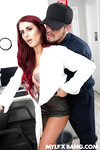 Bearded renere fucks big-breasted rød MILF på kontoret