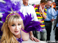 Jessica Ryan gangbang fucking i lageret