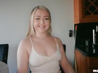Eva Nyx - Hendes perfekt barberet fisse bliver kneppet hårdt efter hun giver fyren et dybt blowjob job!