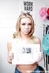 Uartige blonde piger Tiffany Watson og Brittany Andrews fucked
