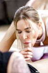Sport blonde MILF Venera Maxima hårdt kneppet på gulvet