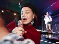Fristende Brown Evelin Stone tager sig af den store sorte pik
