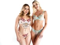 Blonde lesbiske anal i stuen