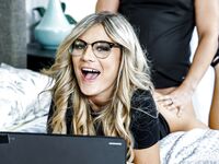 Ellie Tays modne blondine går amok, før hun bliver kneppet