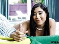 Asiatiske milf Emerald elsker knepper hans stedsøns hårde pik i stuen