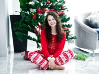 På juletræet knepper de den smilende brune Liz Jordan