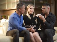 Blonde nymfomaniac Georgia Koneva hårdt fucked mmf trekant