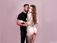 Eden Ivy tatoverede krop forfører den skæggede elsker med barberet fisse