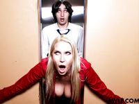 Fantastisk elevator trekant fucking Vanessa Cage