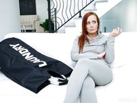 Den tørstige røde mylf gennem Holly Lace hul fucked