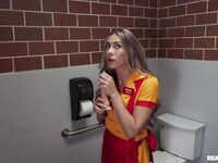 Mackenzie Mace giver hende en vild blowjob og sidder på en hård pik med al hendes magt