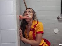 Mackenzie Mace giver hende en vild blowjob og sidder på en hård pik med al hendes magt