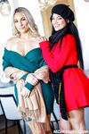 Mona Azar og Bunny Madison arbejder deres stedsønner i stuen